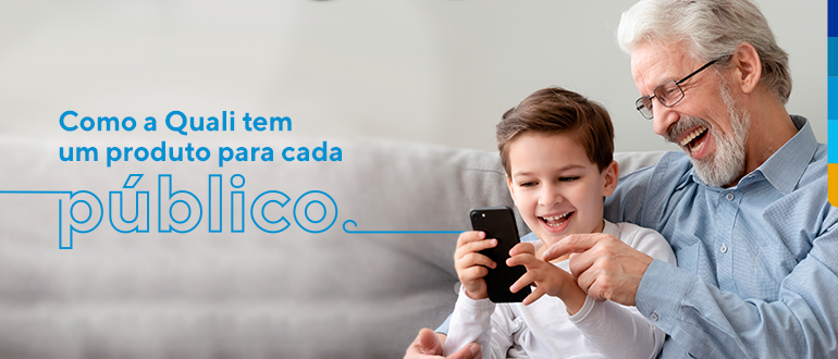 Criança junto a uma pessoa madura, olhando para um celular e sorrindo, ao lado texto: Como a Quali tem um produto para cada público