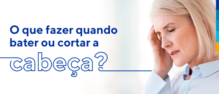 Texto: O que fazer quando bater ou cortar a cabeça?
Ao lado, mulher madura com olhos fechados e mão na cabeça.