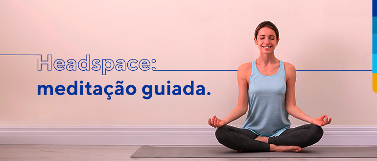 Headspace: meditação guiada.
Ao lado, mulher sorrindo na posição de lótus. 