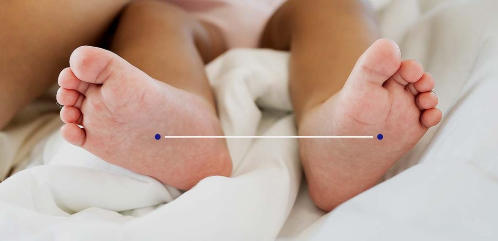 imagem de pés infantil, simbolizando o texto teste do pezinho, você sabe qual é a importância?