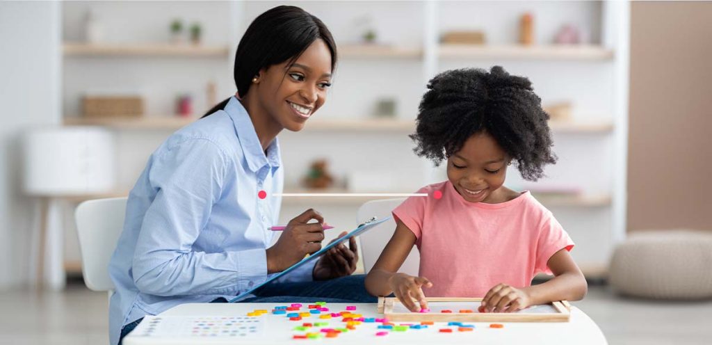 Imagem de uma profissional da saúde e uma criança, simbolizando Julho Coral e o impacto na promoção da saúde infantil