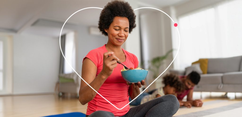 Imagem de uma mulher segurando um pote com comida saudável, simbolizando Como prevenir a obesidade, Alimentação e estilo de vida saudável