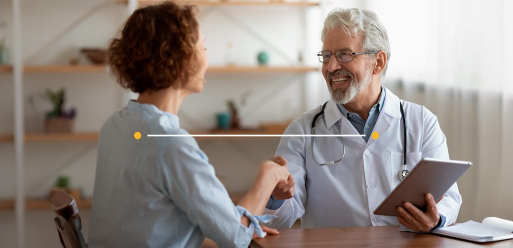 Imagem de o médico e paciente, simbolizando a importância do médico de família na promoção da saúde preventiva