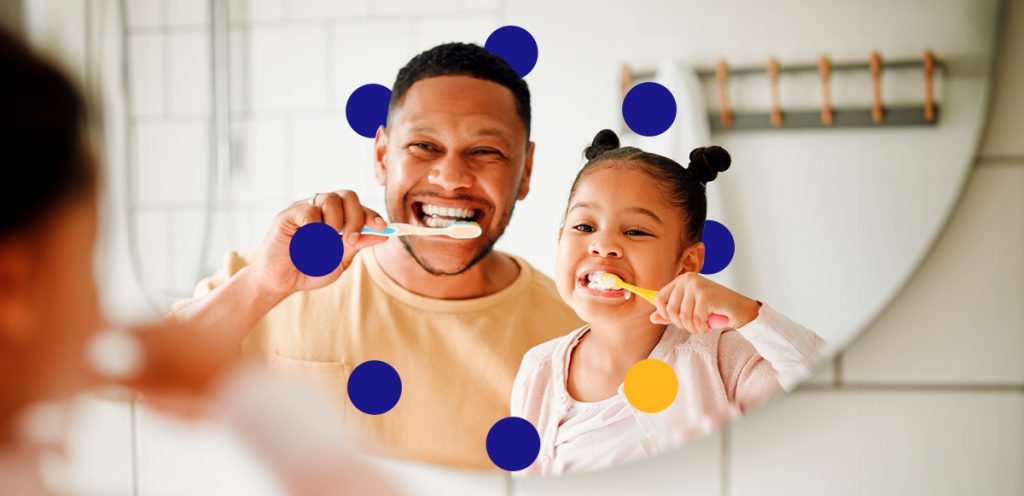 Imagem de um adulto e uma criança escovando os dentes, simbolizando Como evitar doenças dentárias e manter um sorriso saudável