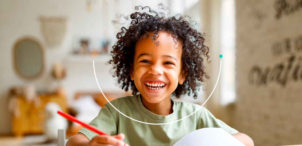 Imagem de uma criança sorrindo, simbolizando o dia nacional do Riso, os benefícios do riso para a saúde e bem-estar