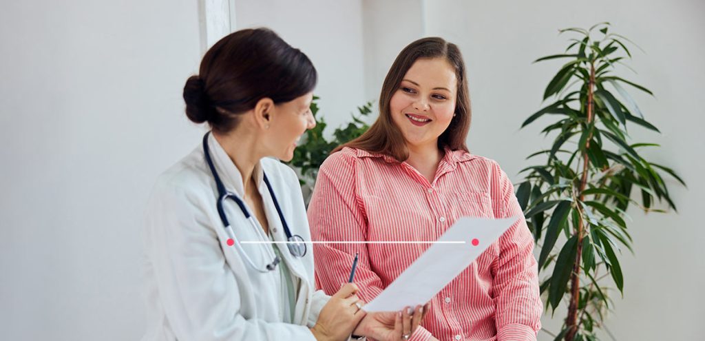 Imagem de duas mulheres, sendo médica e paciente, simbolizando A importância do diagnóstico precoce: como o seu plano de saúde pode ajudar